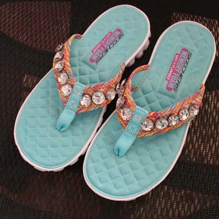 Flip-flops with button deco