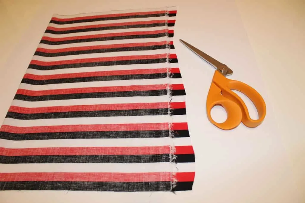 Cutting fabric straight by using the printed pattern