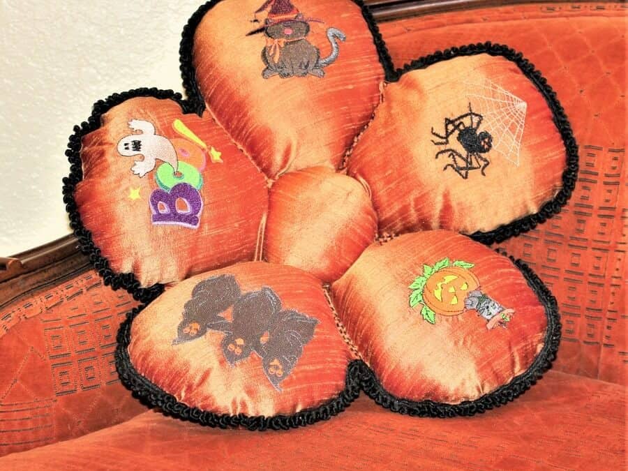 DIY Halloween crafts : how to sew a pillow for Halloween
