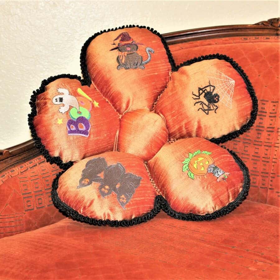 DIY Halloween crafts : how to sew a pillow for Halloween - Here we sew