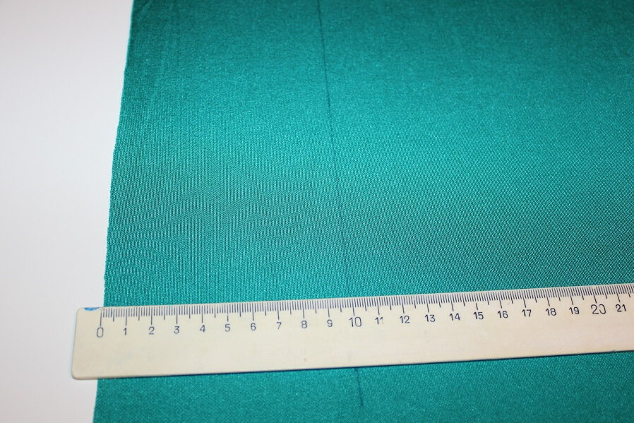 Image: Cutting fabric straight by ripping the fabric edge