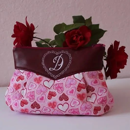 this is sewing tutorial on making a lined zipper pouch without dented corners