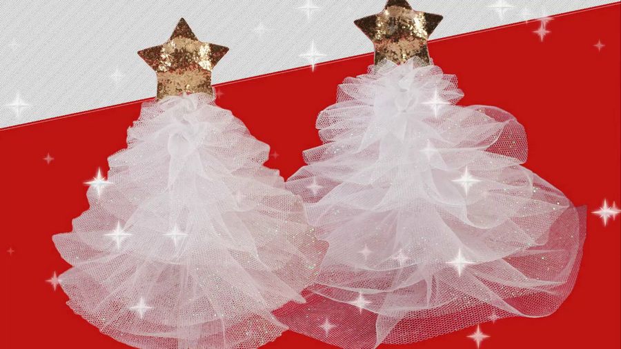 Tulle Christmas trees on a red table