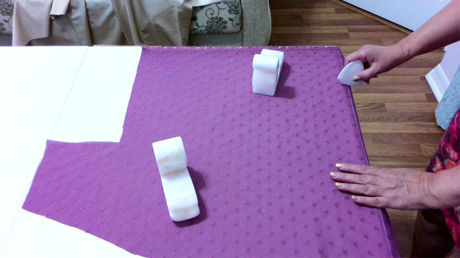 cutting fabric straight using the table edges