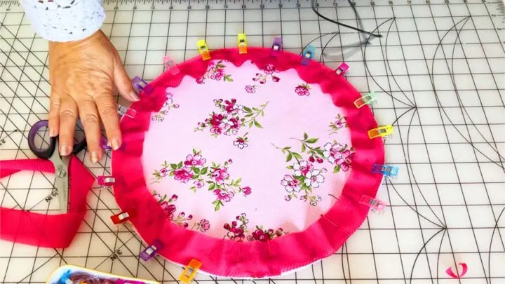 pin a binding strip to the fabric circle