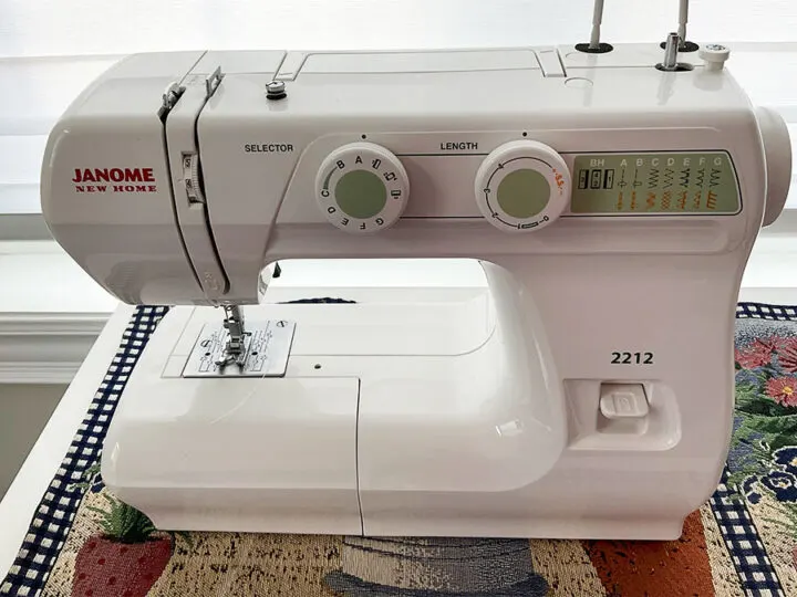 Mechanical sewing machine janome 