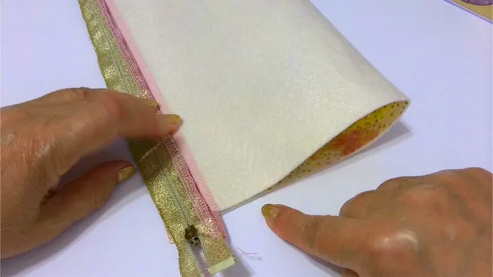 fold the fabric to sew a zipper