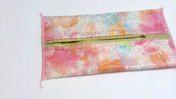I made the seams on both sides of the bag. Don’t cut the thread tails yet.