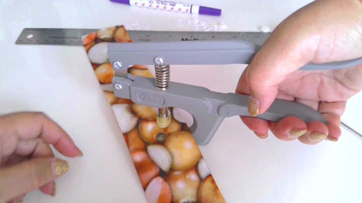 Hold the pliers so that they are sitting on the table (not in the air) and press the pliers firmly for a few seconds.