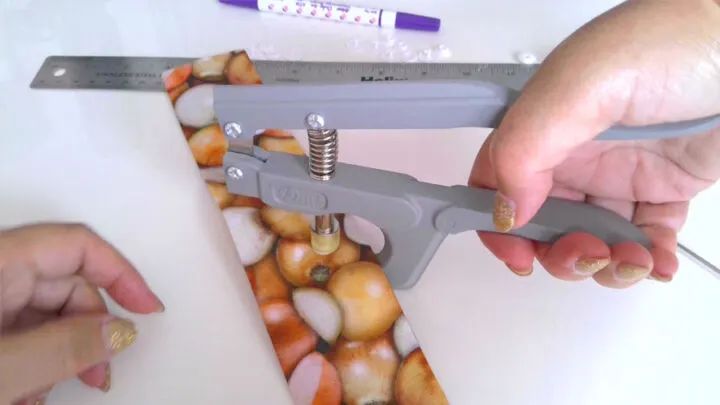Hold the pliers so that they are sitting on the table (not in the air) and press the pliers firmly for a few seconds.