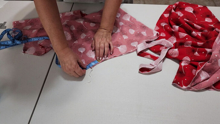 Sew the side seams of the top.