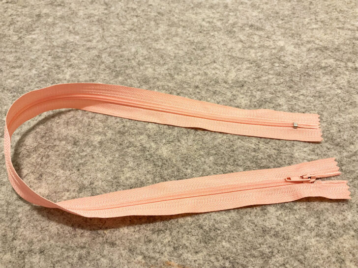 zipper with thin plastic teeth