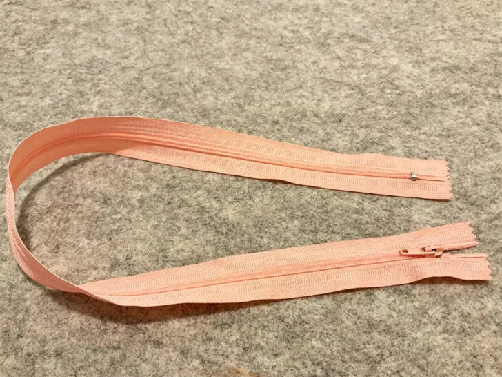 zipper with thin plastic teeth