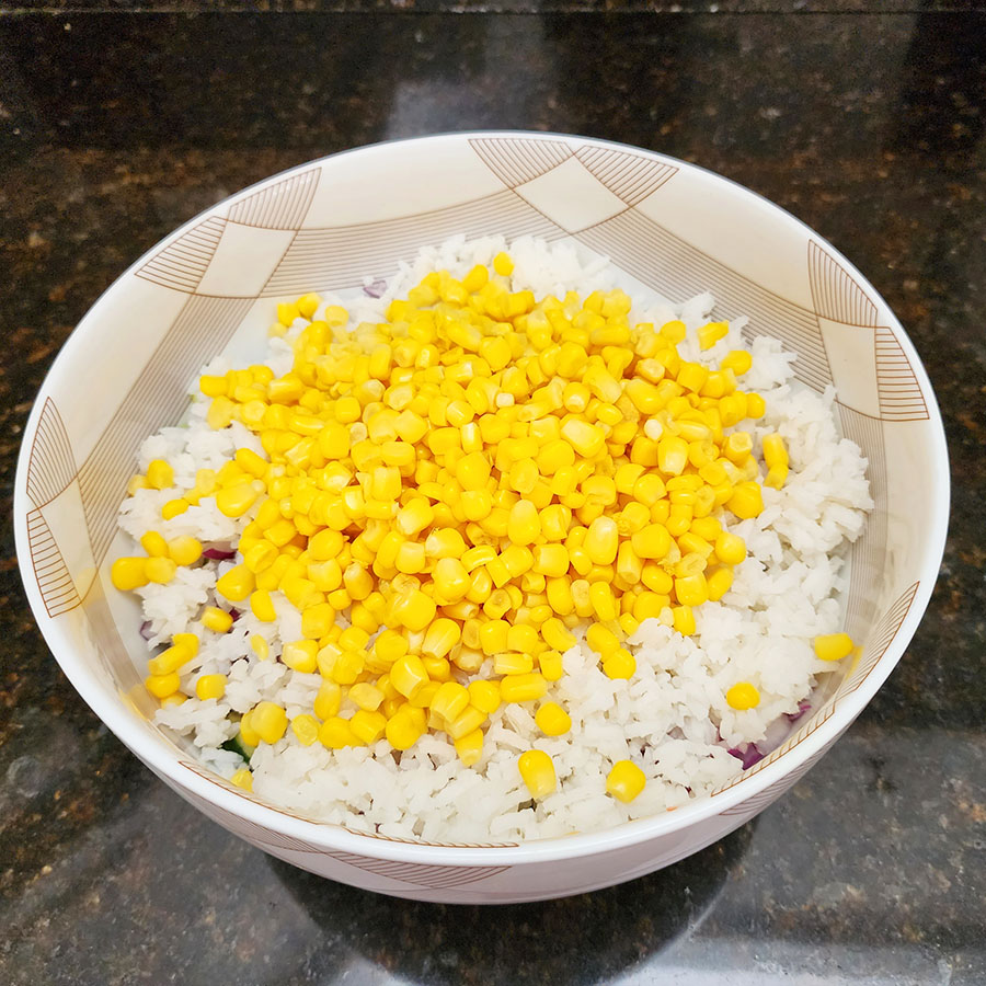 drained corn on a bowl