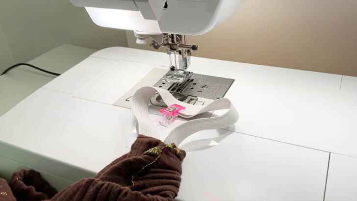 Overlap those elastic ends and stitch them together