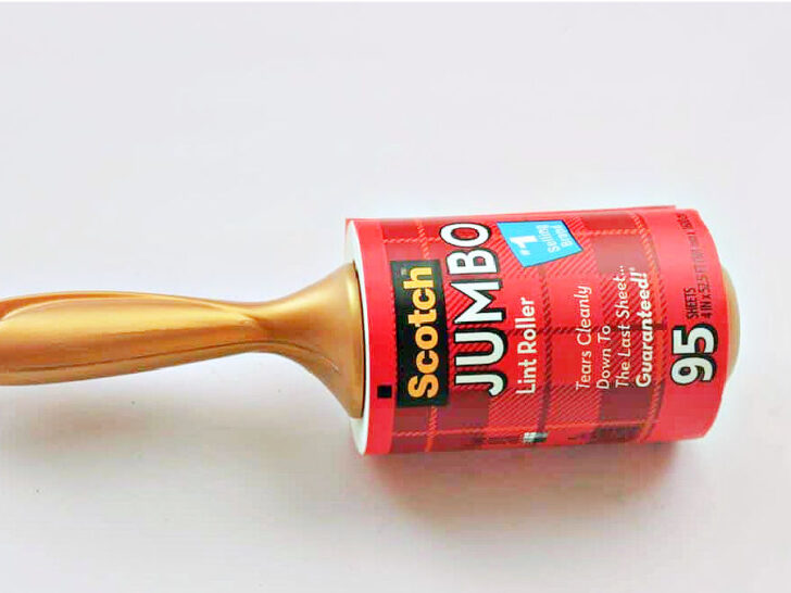 A Scotch Jumbo lint roller with a gold handle, designed for easy lint removal.