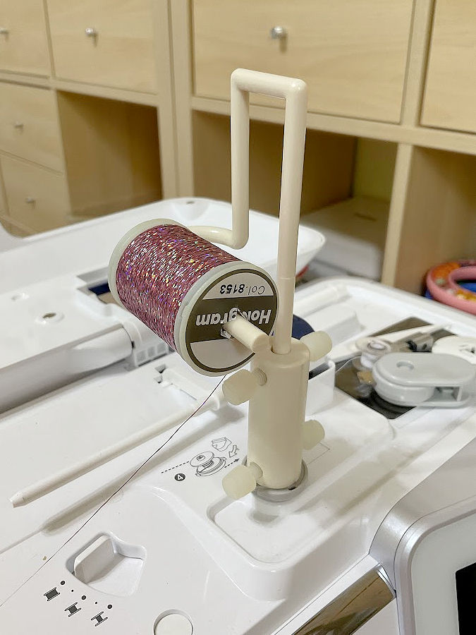Metallic threads are also prone to splitting and fraying when subjected to uneven tension. The spool adapter eliminates this issue by maintaining a consistent feed, protecting the integrity of the thread.