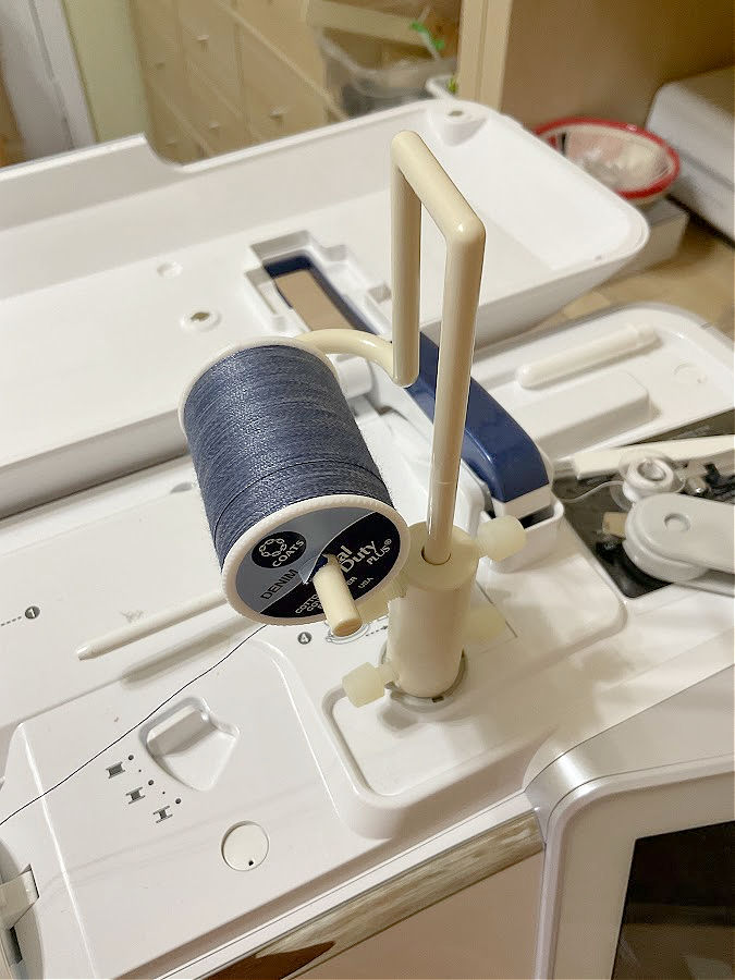 For cross-wound threads, a spool pin adapter allows threads to rotate seamlessly on vintage machines. By stabilizing the spool and enabling smooth rotation, the adapter ensures the thread unwinds properly, even with a wide-base spool. This eliminates tangles and twisting, providing consistent feed and better stitch quality.