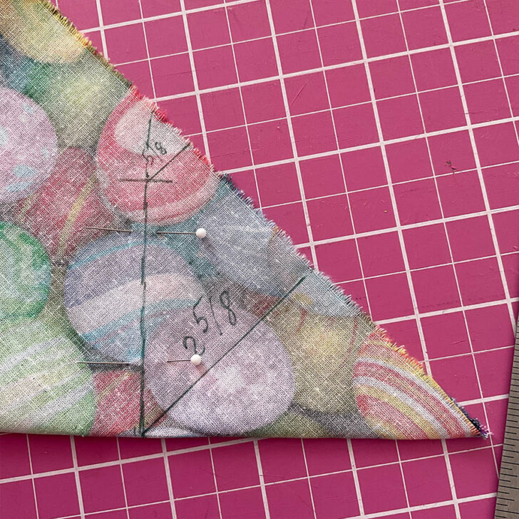 Marking on the fabric an intermediate point in preparation for sewing the mitered corner