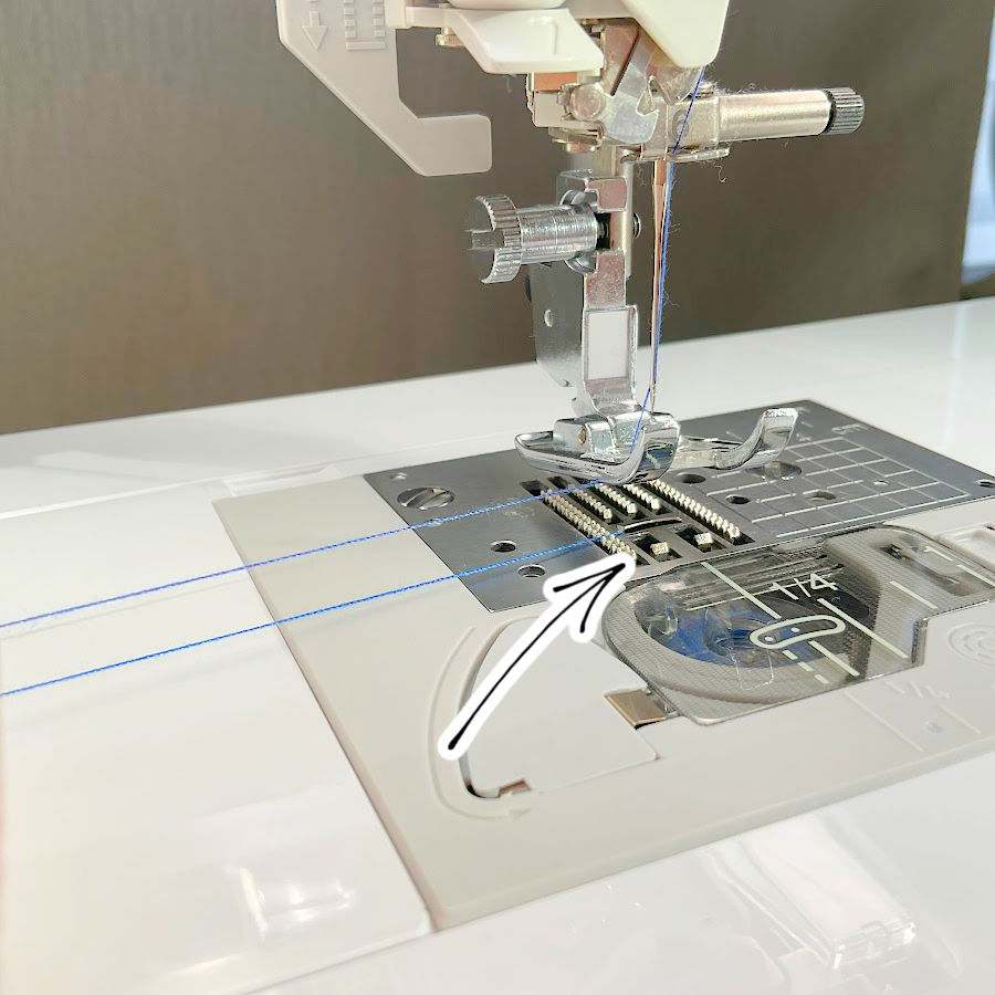image showing how to arrange the threads on a sewing machine before starting the stitch to avoid thread nests on the underside