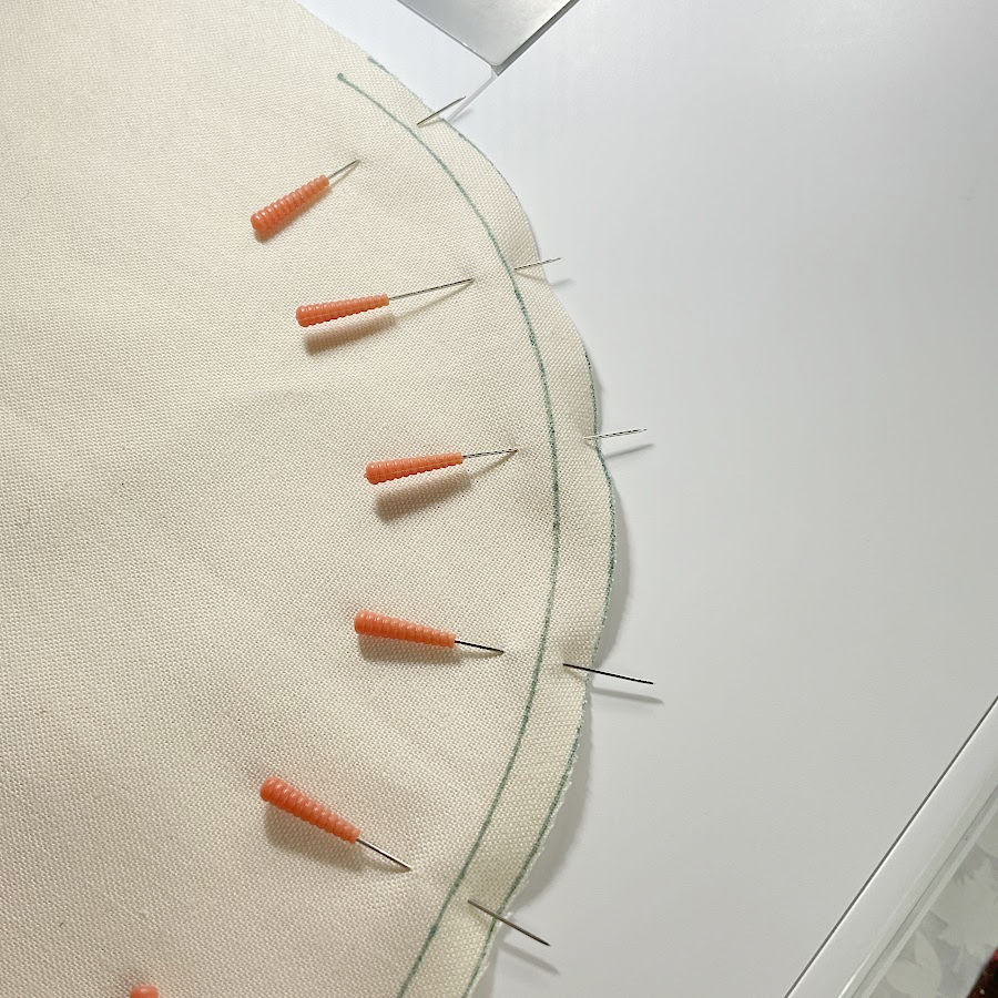 image showing the correct positioning of the pins perpendicular to the seam on a curved line