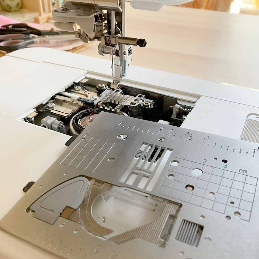 throat plate of the brother luminaire sewing and embroidery machine is easy to remove