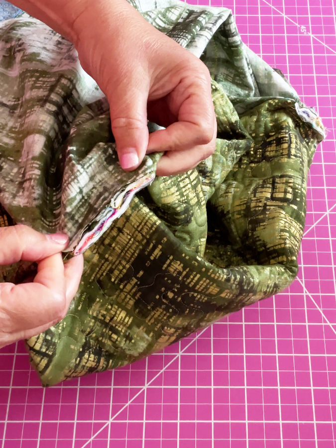 the corners of the bag and the lining aligned together ready to\ be pinned