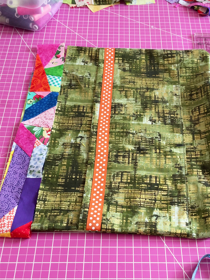 the crumb fabric loop together with the bag lining placed side by side