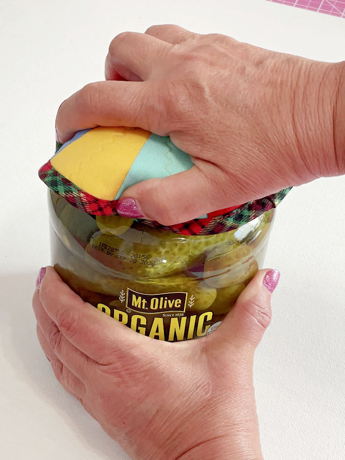 opening the jar with the jar opener step 1 grab the lid with the non slip part of the jar opener