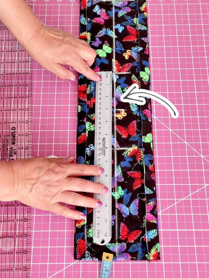 the middle of the fabric is marked with a line an arrow points to this line