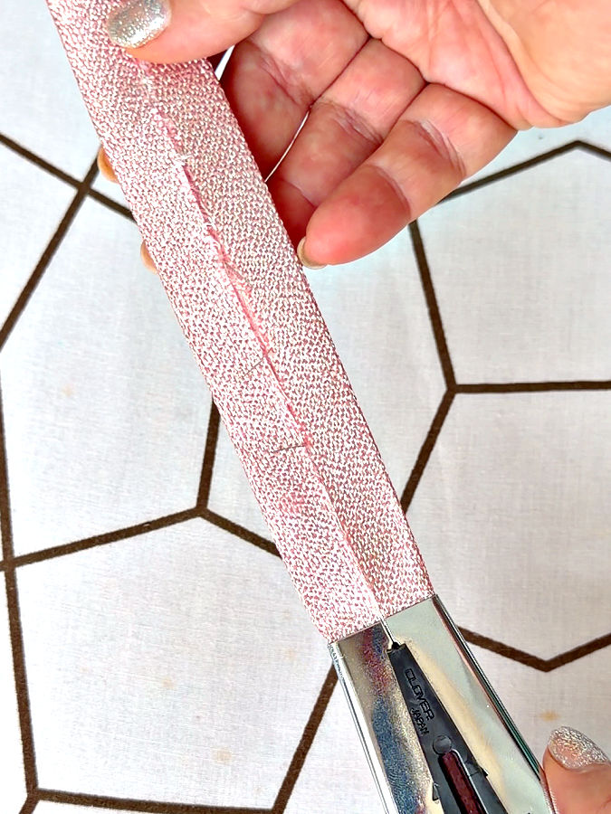 bias tape made out of thick fabric does not have a gap between the two folds