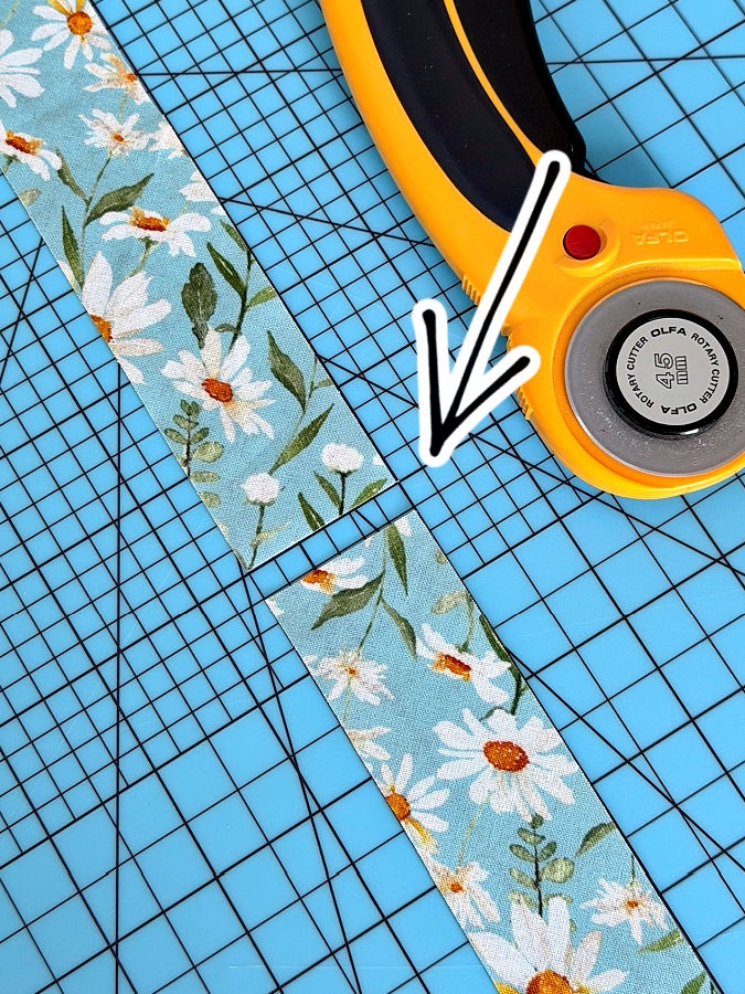 a strip of fabric cut at 90 degrees arranged for joining with another strip cut the same