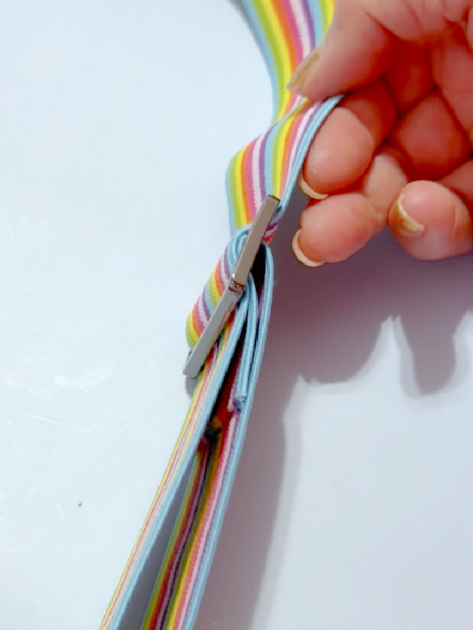 a close up view of the layers of elastic gpoing thropugh the tri glide adjuster