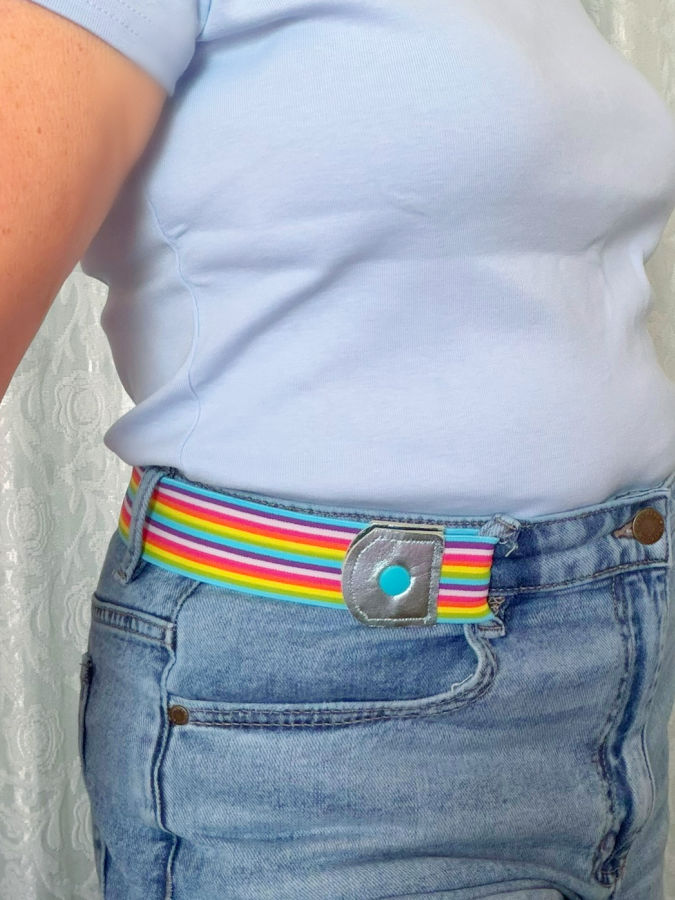image of the body of a woman wearing a pair of jeans with the belt without a buckle attached