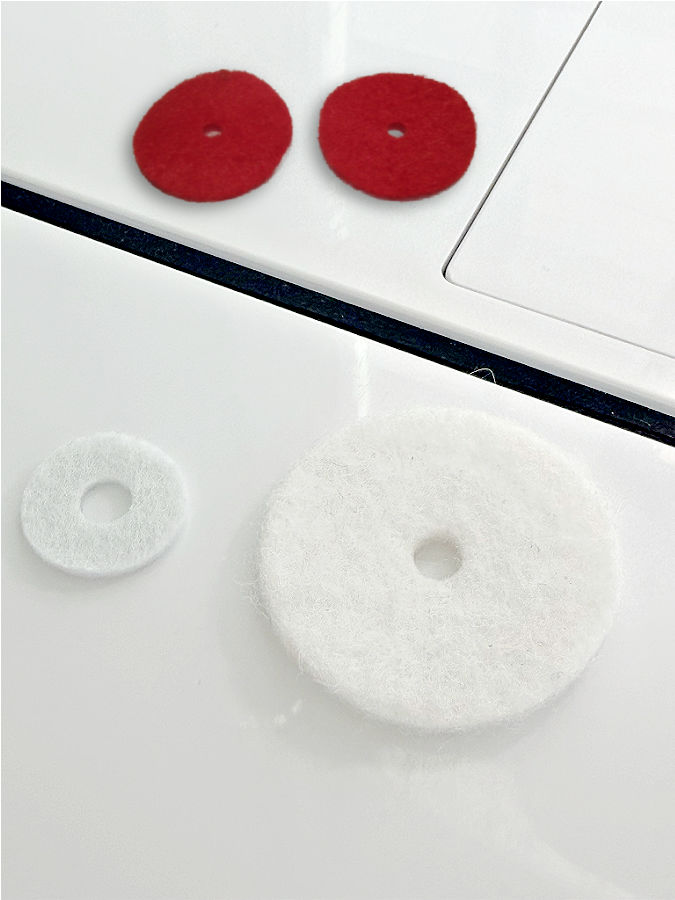 4 felt pads of various diameters